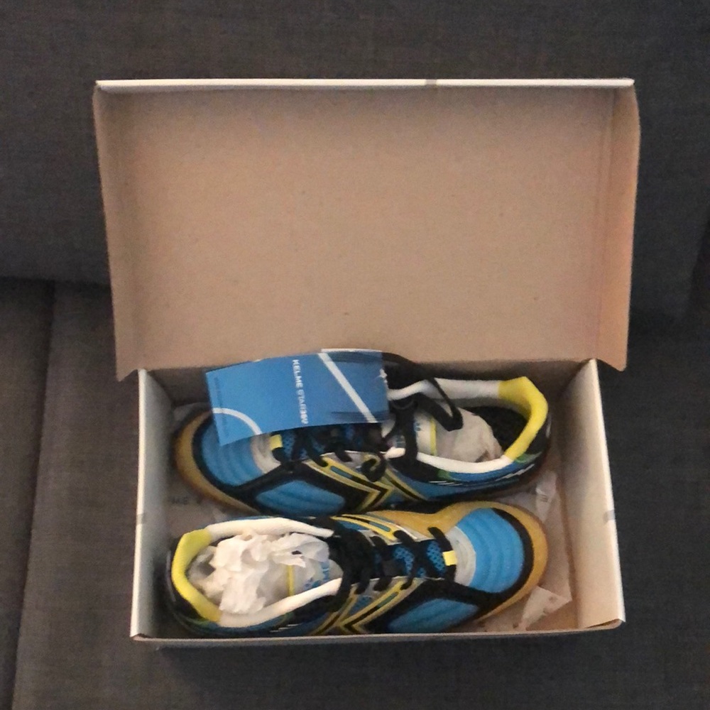 Kelme indoor soccer shoes